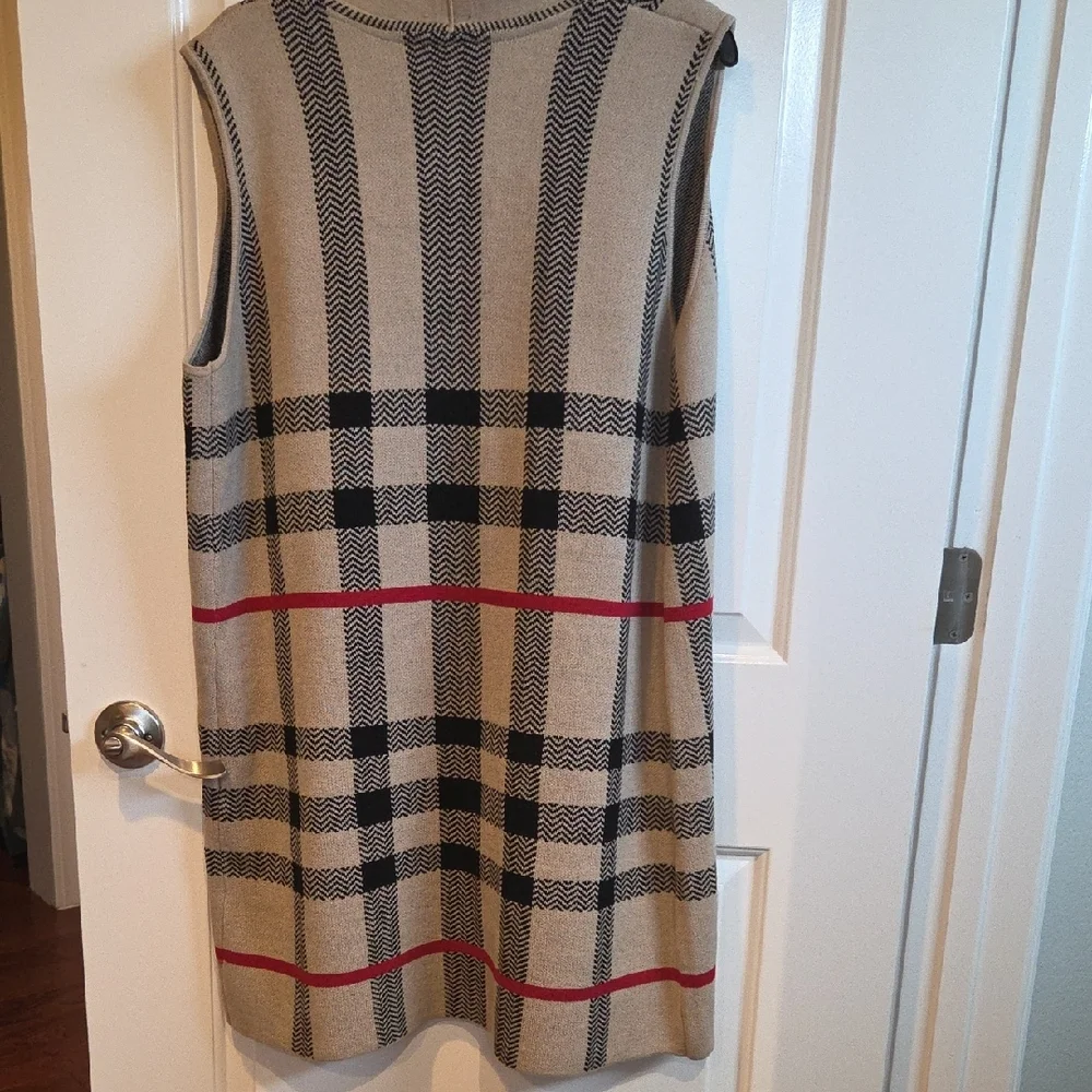 Leo & Nicole Black and White Knit Vest - Picture 4 of 6